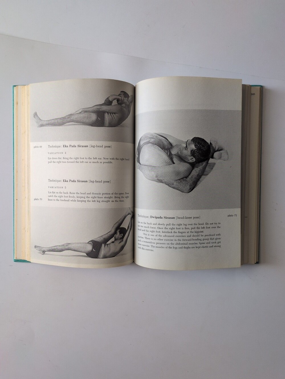 The Complete Illustrated Book of Yoga - Swami Vishnudevananda - 1960 - Picture 7 of 16
